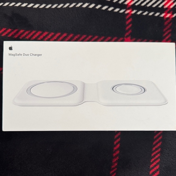 Apple MagSafe Duo Charger in White - Picture 2 of 4